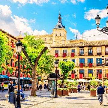 La Plaza de Zocodover est le cœur vibrant de la ville, une place historique qui a servi de marché et de point de rencontre pendant des siècles sous ses arches emblématiques de style mauresque.