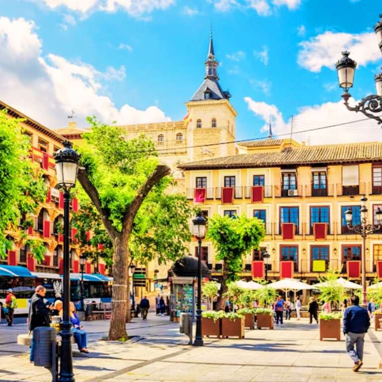 Jeu de piste et visite libre à Toledo 2 La Plaza de Zocodover est le cœur vibrant de la ville, une place historique qui a servi de marché et de point de rencontre pendant des siècles sous ses arches emblématiques de style mauresque.