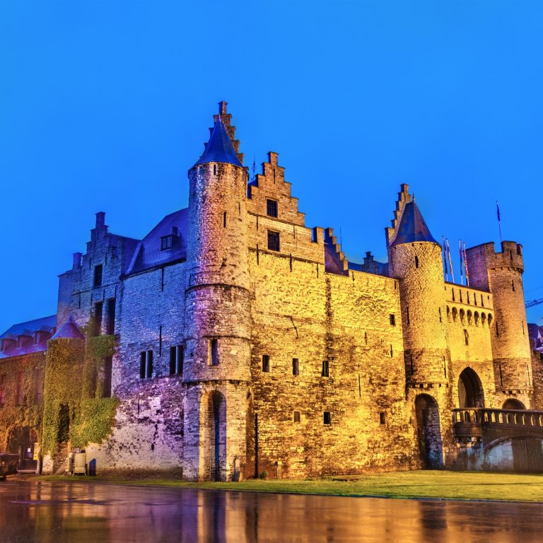 Caccia al tesoro e tour autoguidato ad Anversa 6 Het Steen è una fortezza medievale sul fiume Schelda, che funge da edificio più antico della città e da porta storica di Anversa.