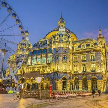 L'Antwerpen-Centraal è una magnifica "cattedrale ferroviaria" con un monumentale vestibolo in pietra e un'immensa cupola in vetro e acciaio che brilla al crepuscolo.
