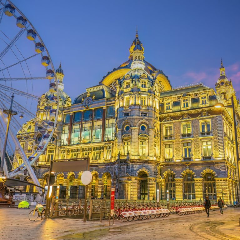 Caccia al tesoro e tour autoguidato ad Anversa 4 L'Antwerpen-Centraal è una magnifica "cattedrale ferroviaria" con un monumentale vestibolo in pietra e un'immensa cupola in vetro e acciaio che brilla al crepuscolo.