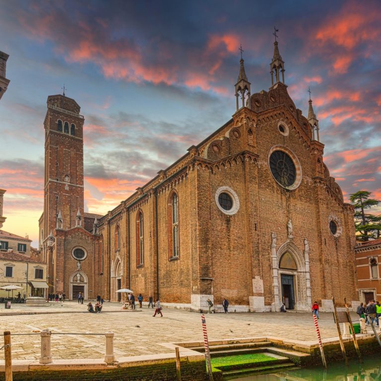 Caccia al tesoro e tour autoguidato a Venezia 5 La Basilica di Santa Maria Gloriosa dei Frari è una grandiosa chiesa gotica che ospita i capolavori di Tiziano e le elaborate tombe dei luminari veneziani.