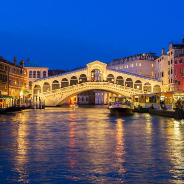 Il Ponte di Rialto è la più antica e iconica campata del Canal Grande, con un design ad arco in pietra senza tempo che ha definito lo skyline di Venezia per secoli.