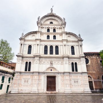 La Chiesa di San Zaccaria è uno splendido capolavoro del XV secolo che fonde gli stili gotico e rinascimentale, famoso per la sua cripta allagata e per i tesori artistici di Bellini.