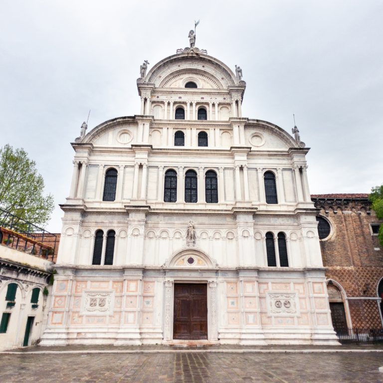 Caccia al tesoro e tour autoguidato a Venezia 6 La Chiesa di San Zaccaria è uno splendido capolavoro del XV secolo che fonde gli stili gotico e rinascimentale, famoso per la sua cripta allagata e per i tesori artistici di Bellini.