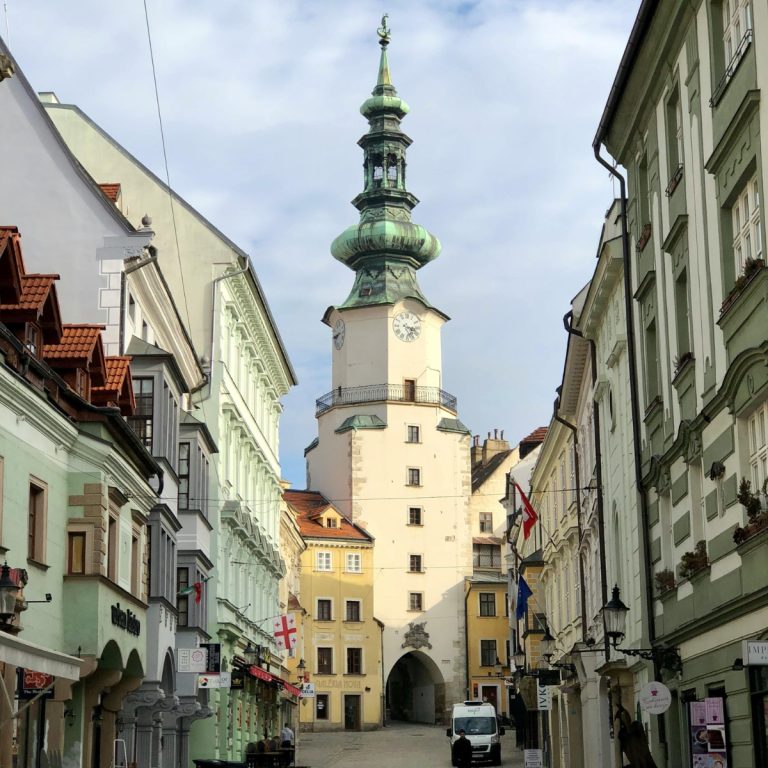 Juego de pistas y recorrido autoguiado por Bratislava 3 La Puerta de Miguel es la última puerta medieval que queda de las fortificaciones originales de la ciudad, coronada por una emblemática aguja de cobre que alberga un museo de armas históricas.