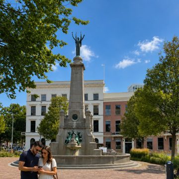Located on the historic Veerkade, the Calandmonument is a grand memorial obelisk and fountain honoring civil engineer Pieter Caland, the visionary behind the Nieuwe Waterweg canal that opened Rotterdam to global maritime trade.