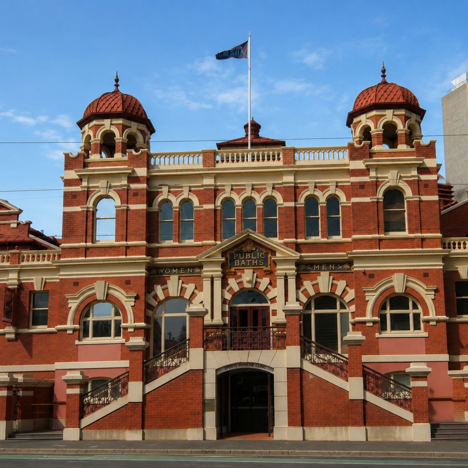 Búsqueda del tesoro y recorrido autoguiado por Melbourne 4 The Melbourne City Baths is a striking historic landmark, known for its elegant Edwardian architecture and more than a century of sporting and recreational history.