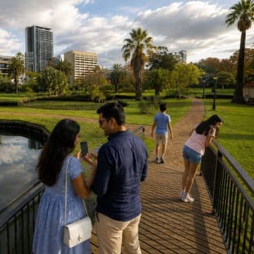 Inaugurado em 1899 no local onde outrora existia uma fábrica de tijolos de barro, o Queens Gardens é um parque urbano de estilo inglês em Perth, que se caracteriza por lagos tranquilos repletos de nenúfares, salgueiros-chorões e uma réplica da estátua de Peter Pan.