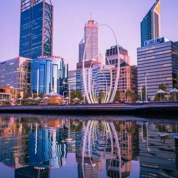 Erguendo-se uns impressionantes nove andares sobre Elizabeth Quay, esta escultura branca minimalista e imponente apresenta uma série de arcos elegantes e aninhados, concebidos para parecerem ondulações de água que ligam o rio Swan ao céu.