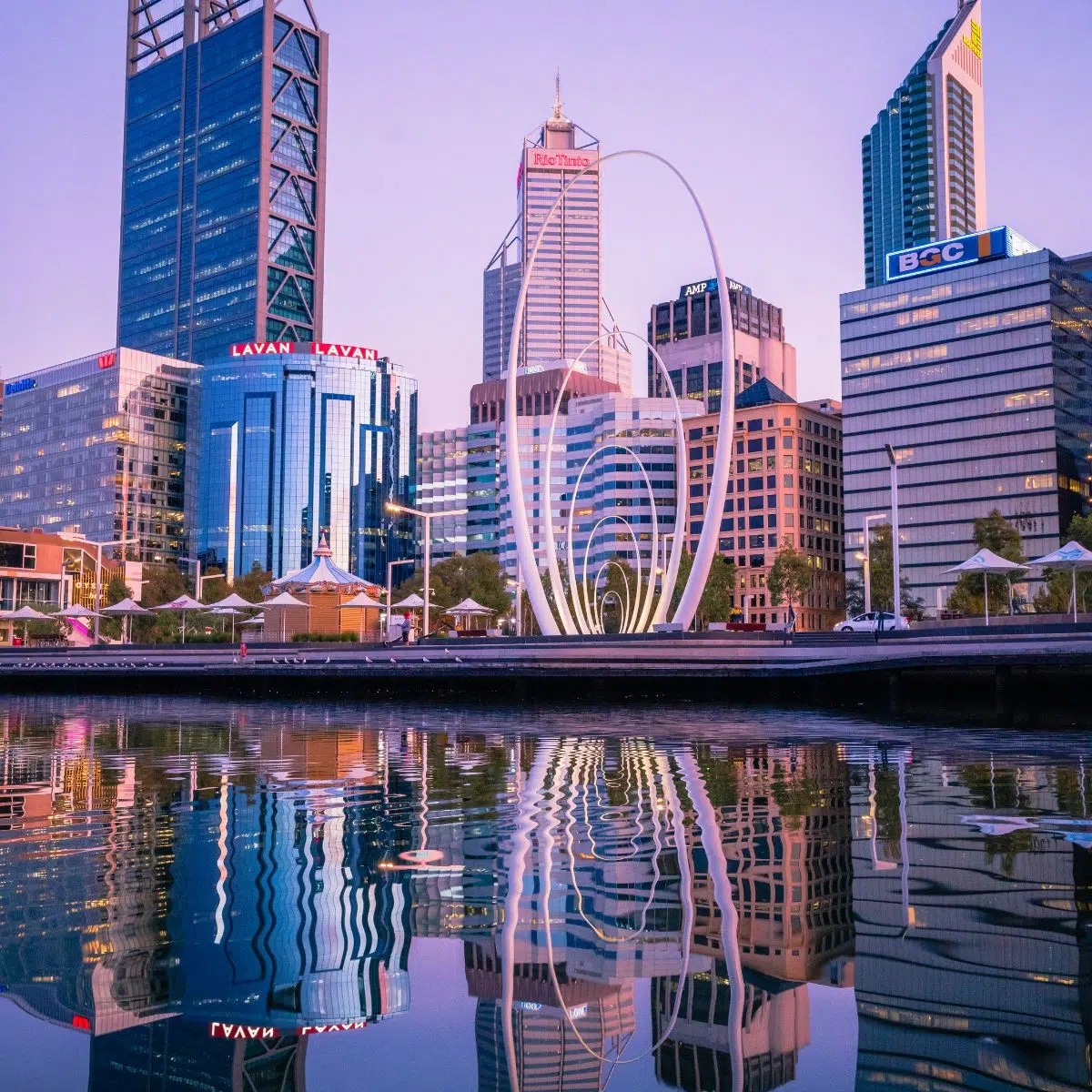 Caça ao tesouro e visita autoguiada a Perth 4 Erguendo-se uns impressionantes nove andares sobre Elizabeth Quay, esta escultura branca minimalista e imponente apresenta uma série de arcos elegantes e aninhados, concebidos para parecerem ondulações de água que ligam o rio Swan ao céu.
