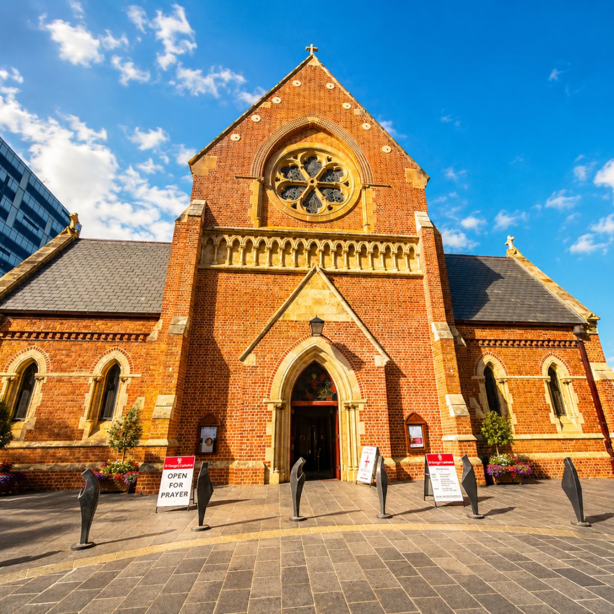 Caça ao tesouro e visita autoguiada a Perth 6 Este belo monumento histórico de 1880 apresenta um deslumbrante estilo revivalista gótico vitoriano, construído com impressionantes tijolos vermelhos locais feitos à mão, que o tornam uma obra-prima tranquila no meio do horizonte moderno da cidade.