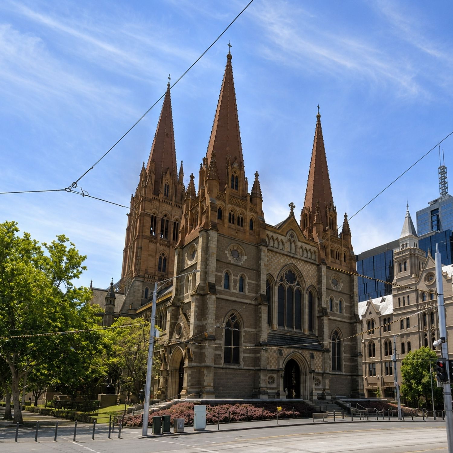 Búsqueda del tesoro y recorrido autoguiado por Melbourne 2 St Paul’s Cathedral is a magnificent Melbourne landmark, known for its striking Gothic Revival architecture, soaring spires, and richly detailed interior.