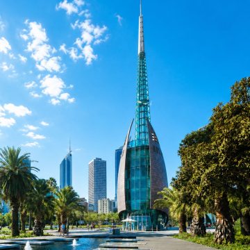 Esta impressionante torre de vidro futurista, situada na zona ribeirinha do rio Swan, alberga os sinos históricos de St. Martin-in-the-Fields, em Londres, e oferece vistas deslumbrantes de 360 graus sobre a cidade.