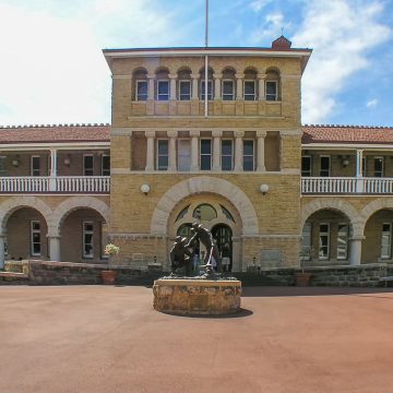 Como a mais antiga casa da moeda em funcionamento na Austrália, a histórica Perth Mint oferece um olhar fascinante sobre a história da corrida do ouro no país, com derramamentos de ouro ao vivo e um vislumbre da maior moeda de ouro do mundo.