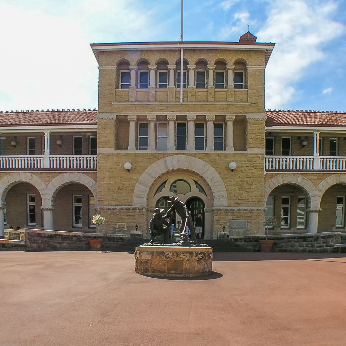 Caça ao tesouro e visita autoguiada a Perth 5 Como a mais antiga casa da moeda em funcionamento na Austrália, a histórica Perth Mint oferece um olhar fascinante sobre a história da corrida do ouro no país, com derramamentos de ouro ao vivo e um vislumbre da maior moeda de ouro do mundo.