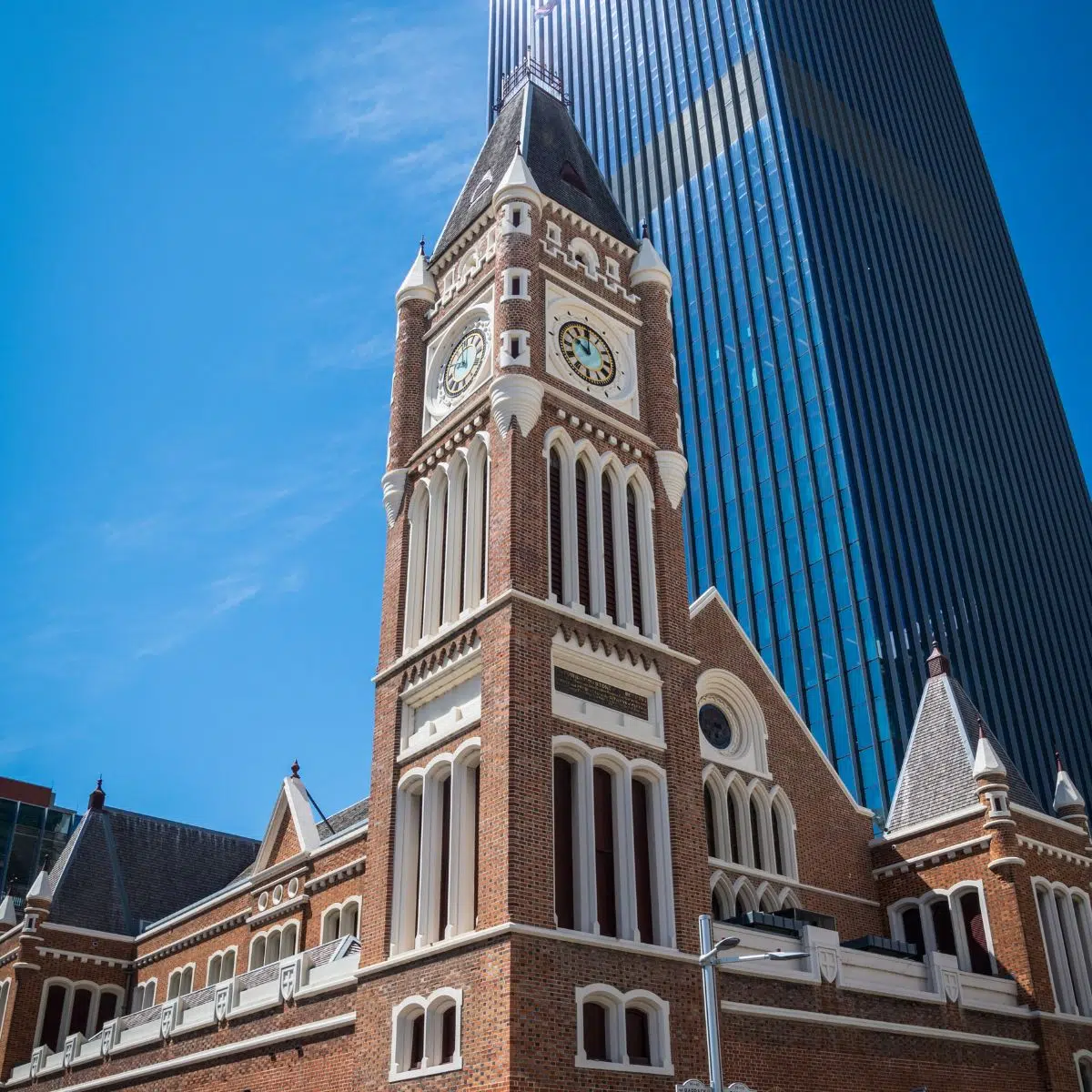 Caça ao tesouro e visita autoguiada a Perth 3 Construída por condenados na década de 1860, a impressionante Perth Town Hall é a única prefeitura construída por condenados da Austrália, exibindo uma bela arquitetura gótica vitoriana bem no coração da cidade.