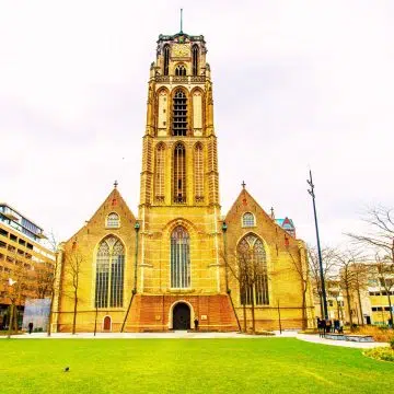 L'église Saint-Laurent est le seul vestige du cœur médiéval de Rotterdam, une majestueuse structure gothique qui symbolise l'histoire et la reconstruction de la ville.