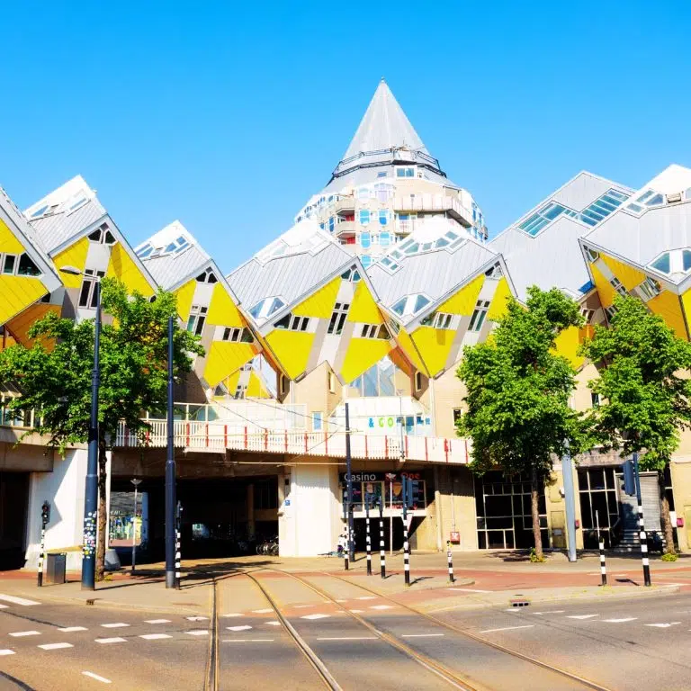 Jeu de piste et visite libre à Rotterdam 3 Les Cube Houses sont une merveille architecturale de renommée mondiale, avec des maisons jaunes inclinées qui remettent en question les concepts traditionnels de l'espace et de la vie urbaine.