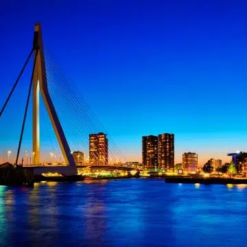 Le pont Erasmus est un remarquable pont à haubans connu sous le nom de "Cygne" qui relie élégamment le nord et le sud de Rotterdam en traversant la Nieuwe Maas.