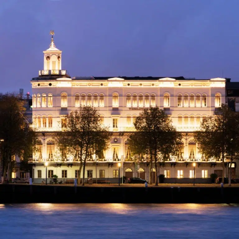 Jeu de piste et visite libre à Rotterdam 5 Le Wereldmuseum Rotterdam est un grand musée fluvial qui présente une vaste collection d'art mondial et d'objets culturels dans un bâtiment historique du XIXe siècle.