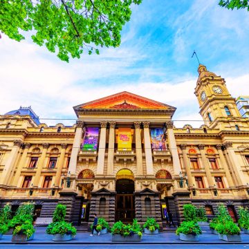 Il Municipio di Melbourne è un maestoso edificio del XIX secolo, caratterizzato da una grande torre dell'orologio e da un'elaborata architettura in stile Secondo Impero, che funge da cuore civico e culturale della città.