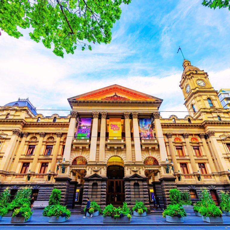 Caccia al tesoro e tour autoguidato a Melbourne 4 Il Municipio di Melbourne è un maestoso edificio del XIX secolo, caratterizzato da una grande torre dell'orologio e da un'elaborata architettura in stile Secondo Impero, che funge da cuore civico e culturale della città.
