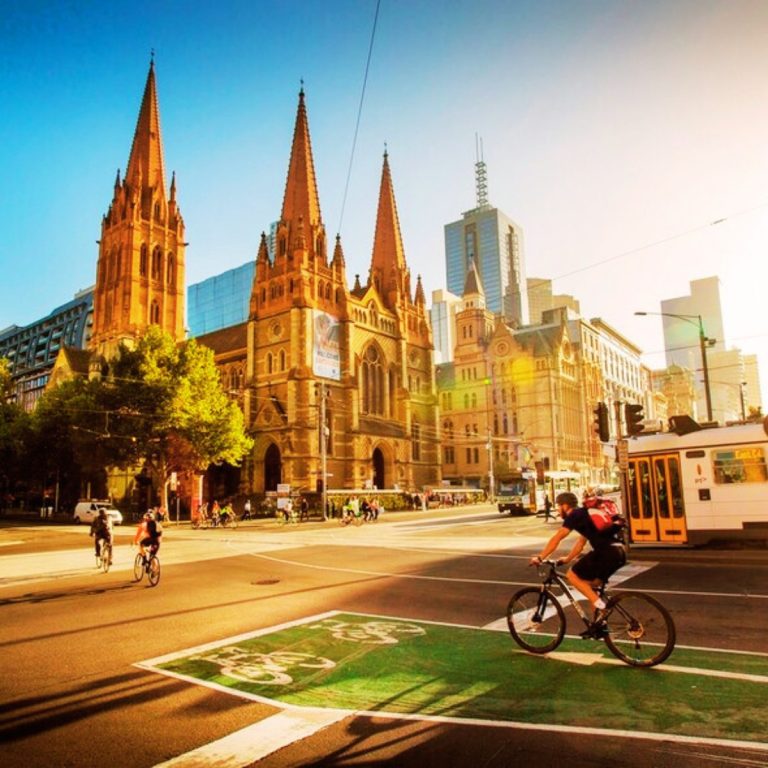 Caccia al tesoro e tour autoguidato a Melbourne 2 La Cattedrale di San Paolo è un magnifico monumento neogotico che si erge come fulcro storico in uno degli incroci più trafficati di Melbourne.