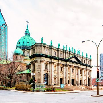 A Catedral de Maria, Rainha do Mundo é uma impressionante basílica menor do século XIX, concebida como um notável modelo à escala da Basílica de São Pedro, em Roma, constituindo uma peça central do património eclesiástico de Montreal.