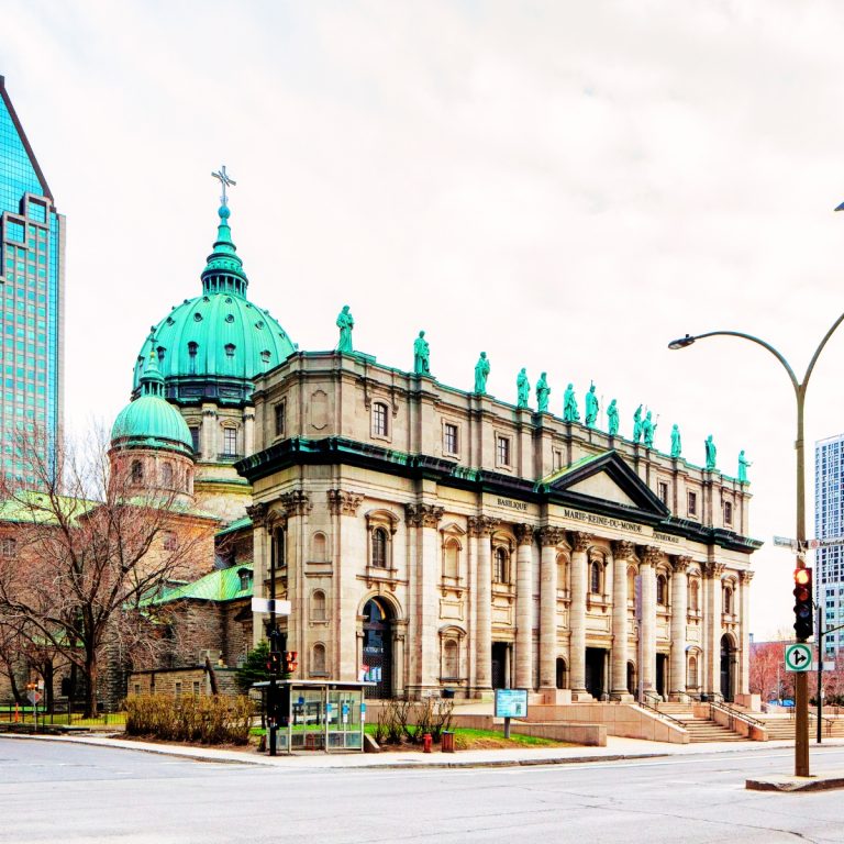 Caça ao tesouro e visita autoguiada a Montreal 5 A Catedral de Maria, Rainha do Mundo é uma impressionante basílica menor do século XIX, concebida como um notável modelo à escala da Basílica de São Pedro, em Roma, constituindo uma peça central do património eclesiástico de Montreal.