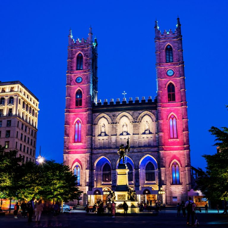 Caça ao tesouro e visita autoguiada a Montreal 4 A Basílica de Notre-Dame é uma obra-prima da arquitetura revivalista gótica na parte antiga de Montreal, conhecida pelo seu deslumbrante interior azul, esculturas de madeira intrincadas e vitrais deslumbrantes que retratam a história religiosa da cidade.