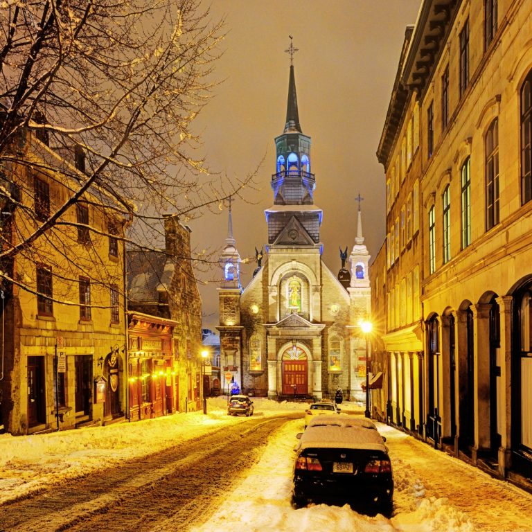 Caça ao tesouro e visita autoguiada a Montreal 3 A Capela de Notre-Dame-de-Bon-Secours é uma das igrejas mais antigas de Montreal, frequentemente chamada Igreja dos Marinheiros devido às miniaturas de navios votivos pendurados no teto em agradecimento por viagens seguras.