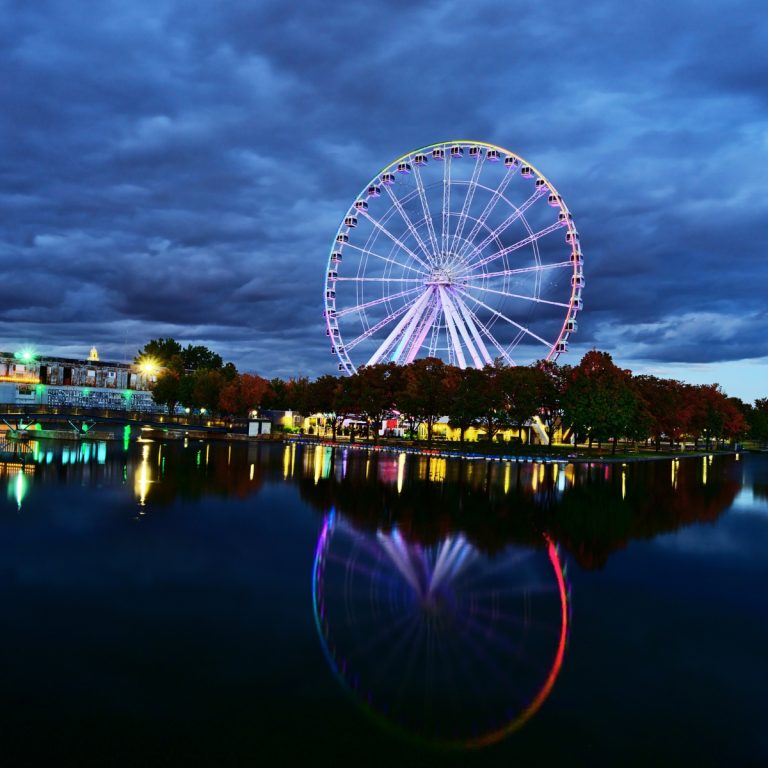 Caça ao tesouro e visita autoguiada a Montreal 2 La Grande Roue de Montréal oferece vistas panorâmicas de cortar a respiração sobre o rio São Lourenço e o horizonte da cidade a partir das suas gôndolas climatizadas, com quase 60 metros de altura.