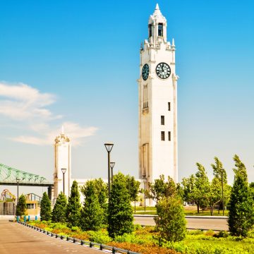 A Torre do Relógio de Montreal é um majestoso monumento branco ao estilo de um farol no Porto Velho que comemora os marinheiros perdidos no mar durante a Primeira Guerra Mundial e marca a entrada do porto histórico da cidade.