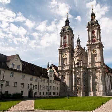 Opactwo św. Gallena w St. Gallen to wspaniały, zabytkowy kompleks klasztorny, znany z bogato zdobionej barokowej katedry, eleganckiej architektury oraz wielowiekowej biblioteki pełnej cennych rękopisów.