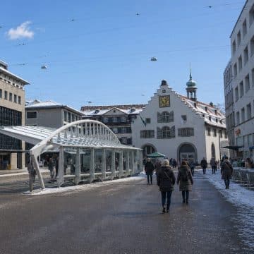 Marktplatz w St. Gallen to tętniący życiem plac w samym sercu Starego Miasta, otoczony kolorowymi zabytkowymi budynkami, przytulnymi kawiarniami i uroczymi uliczkami dla pieszych.