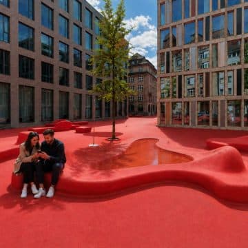 Roter Platz w St. Gallen to przykuwająca uwagę przestrzeń miejska, której charakter nadaje jaskrawoczerwona nawierzchnia; ulice, ławki i przedmioty codziennego użytku wtapiają się w nią, tworząc zabawną rzeźbę pod gołym niebem.