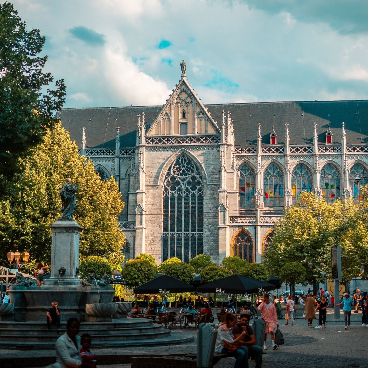 Schnitzeljagd und selbstgeführte Tour durch Lüttich 3 Die Kathedrale Saint-Paul in Lüttich, bekannt für ihre hoch aufragenden gotischen Gewölbe, ihre leuchtenden Buntglasfenster aus der Renaissance und ihren außergewöhnlichen Schatz an heiligen Reliquien, ist ein atemberaubender Ort der Besinnung, der tief in der jahrhundertelangen Kunst- und Religionsgeschichte der Region verwurzelt ist.