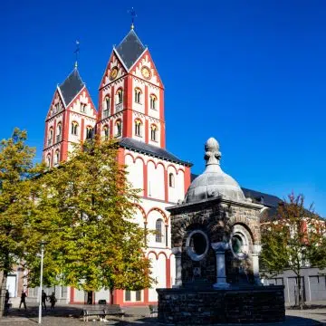 La iglesia de San Bartolomé es uno de los principales ejemplos de arquitectura románica musulmana de Lieja, y es famosa por albergar una magnífica pila bautismal de latón del siglo XII.