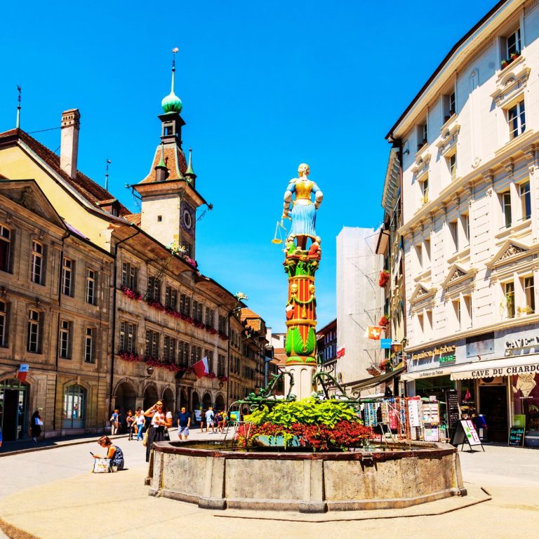 Caccia al tesoro e tour autoguidato a Losanna 4 La Place de la Palud è un'affascinante piazza storica con la fontana più antica della città e un colorato orologio animato che fa rivivere la storia locale.