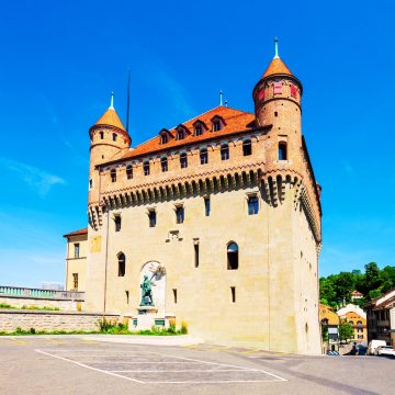 Lo Château Saint-Maire è una fortezza in pietra arenaria del XV secolo che fungeva da residenza dei vescovi e oggi è sede del governo regionale.