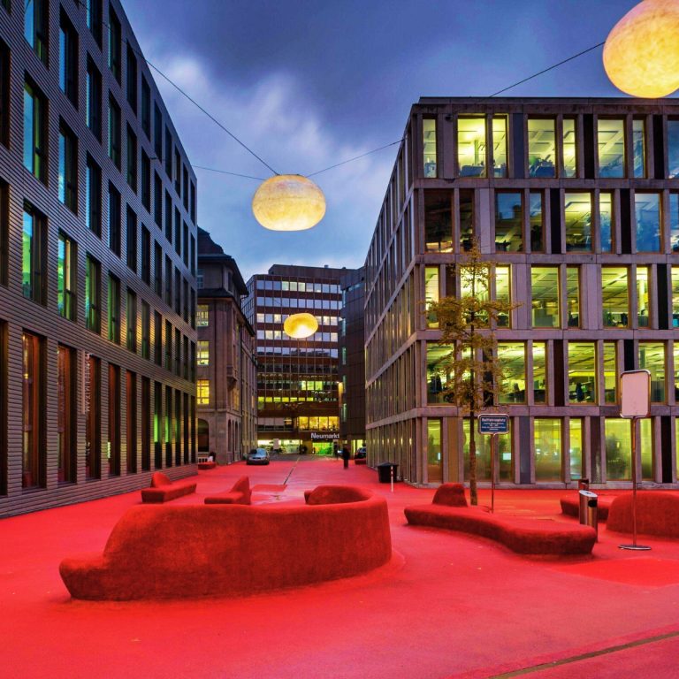 Zabawa w poszukiwanie skarbów i samodzielna wycieczka po St. Gallen 5 Plac Czerwony to tętniący życiem miejski "salon miejski" w St. Gallen, zaprojektowany przez Pipilotti Rist i Carlosa Martineza w celu przekształcenia dzielnicy Bleicheli w uderzającą przestrzeń publiczną pokrytą bezszwowym dywanem z czerwonego granulatu gumowego.
