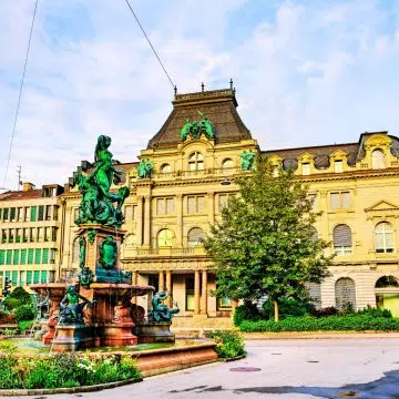 Broderbrunnen to ozdobna XIX-wieczna fontanna zaprojektowana przez Augusta Böscha, aby uczcić historyczne przybycie wody z Jeziora Bodeńskiego do miasta. Jest ona symbolem postępu inżynieryjnego i pozostaje jednym z najczęściej fotografowanych zabytków w St. Gallen.
