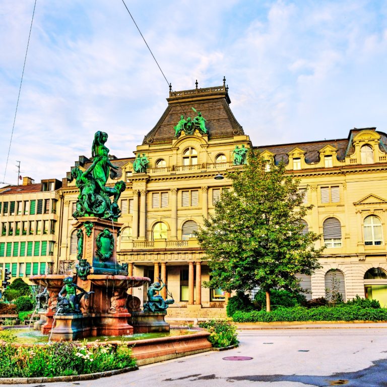 Zabawa w poszukiwanie skarbów i samodzielna wycieczka po St. Gallen 4 Broderbrunnen to ozdobna XIX-wieczna fontanna zaprojektowana przez Augusta Böscha, aby uczcić historyczne przybycie wody z Jeziora Bodeńskiego do miasta. Jest ona symbolem postępu inżynieryjnego i pozostaje jednym z najczęściej fotografowanych zabytków w St. Gallen.