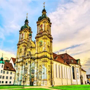 Katedra St. Gall to wspaniałe barokowe arcydzieło wpisane na listę światowego dziedzictwa UNESCO, w którym znajduje się jedna z najstarszych i najpiękniejszych bibliotek na świecie. Jej bliźniacze wieże dominują w panoramie miasta, podczas gdy wnętrze olśniewa odwiedzających misterną sztukaterią i zapierającymi dech w piersiach freskami na suficie.