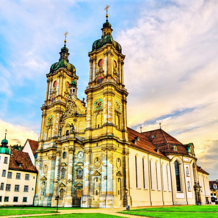 Zabawa w poszukiwanie skarbów i samodzielna wycieczka po St. Gallen 3 Katedra St. Gall to wspaniałe barokowe arcydzieło wpisane na listę światowego dziedzictwa UNESCO, w którym znajduje się jedna z najstarszych i najpiękniejszych bibliotek na świecie. Jej bliźniacze wieże dominują w panoramie miasta, podczas gdy wnętrze olśniewa odwiedzających misterną sztukaterią i zapierającymi dech w piersiach freskami na suficie.