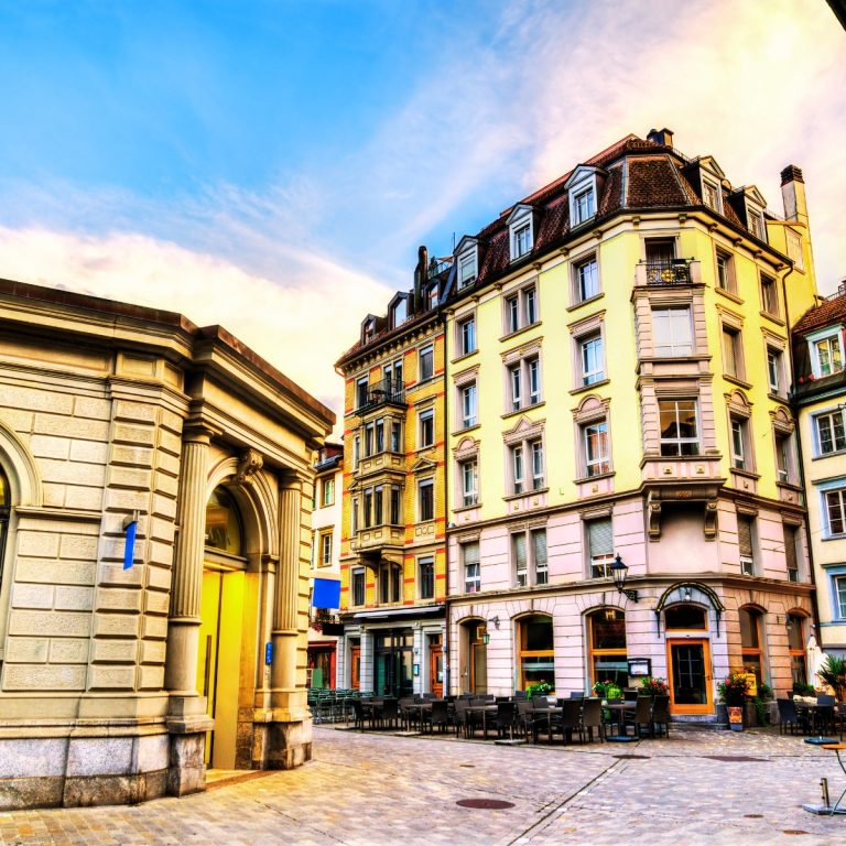 Zabawa w poszukiwanie skarbów i samodzielna wycieczka po St. Gallen, część 2 Stare Miasto w St. Gallen to uroczy deptak słynący z pięknie zachowanych średniowiecznych domów i kultowych, ozdobnie rzeźbionych wykuszy. Poruszając się po wąskich, brukowanych uliczkach, odkryjesz bogatą historię tekstyliów i wielowiekowe dziedzictwo architektoniczne, które definiują to historyczne szwajcarskie centrum.
