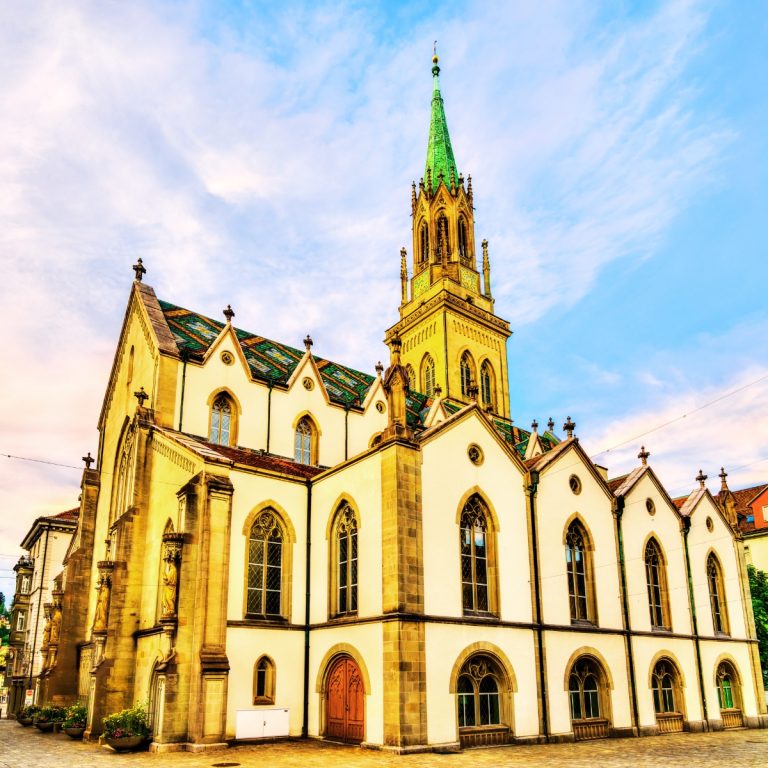 Zabawa w poszukiwanie skarbów i samodzielna wycieczka po St. Gallen 6 Kościół St. Laurenzen jest ważnym neogotyckim zabytkiem i pomnikiem narodowym w St. Gallen, znanym z kolorowego dachu pokrytego dachówką i długiej historii jako duchowe centrum reformacji miasta.