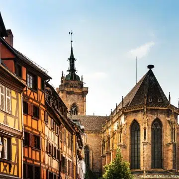 La Chiesa di San Martino è un magnifico esempio di architettura gotica a Colmar, con un'imponente guglia e un tetto di tegole colorate che sovrasta il centro storico della città.