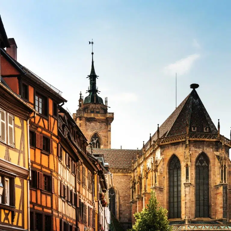 Caccia al tesoro e tour autoguidato a Colmar 5 La Chiesa di San Martino è un magnifico esempio di architettura gotica a Colmar, con un'imponente guglia e un tetto di tegole colorate che sovrasta il centro storico della città.